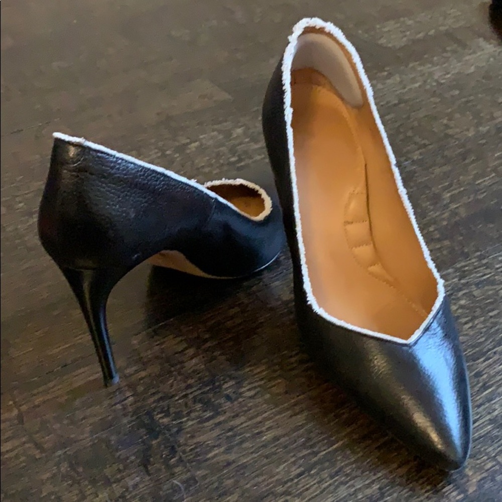 Reiss Black pump with white fringe
